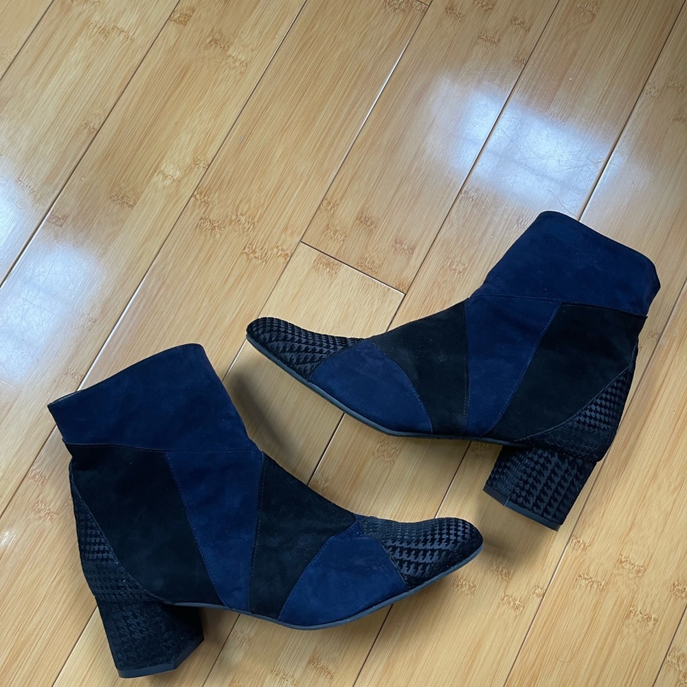 New Jennifer Tattanelli booties. Blue & black suede w duster bag